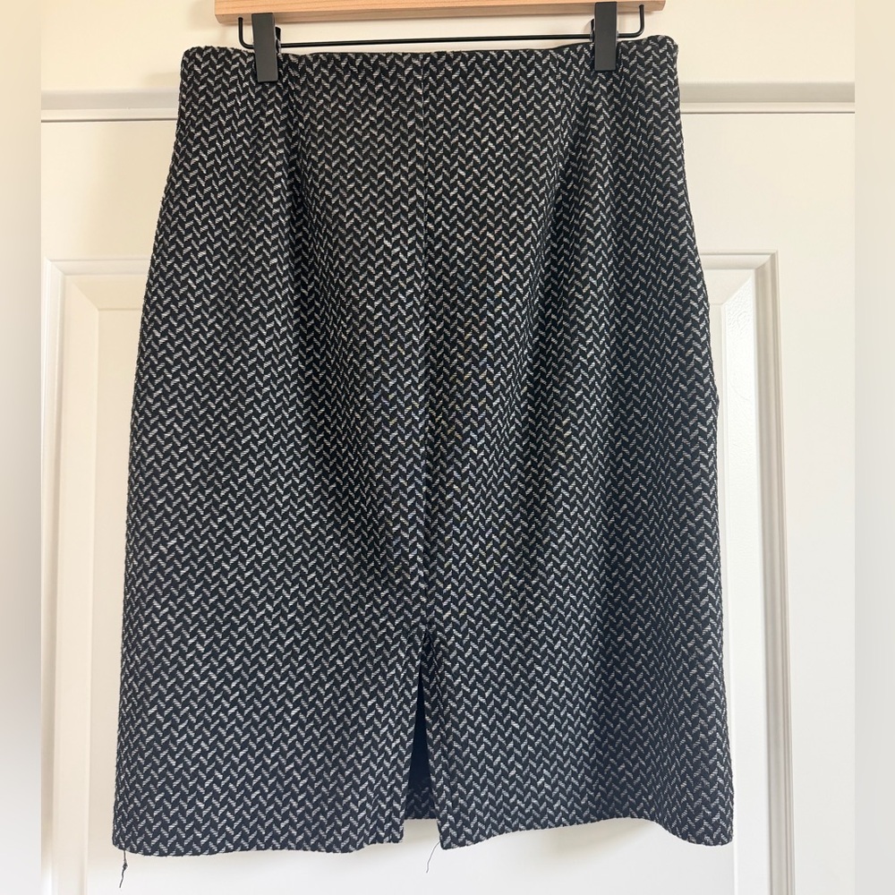 Tahari Black and White Patterned Skirt - Picture 3 of 6